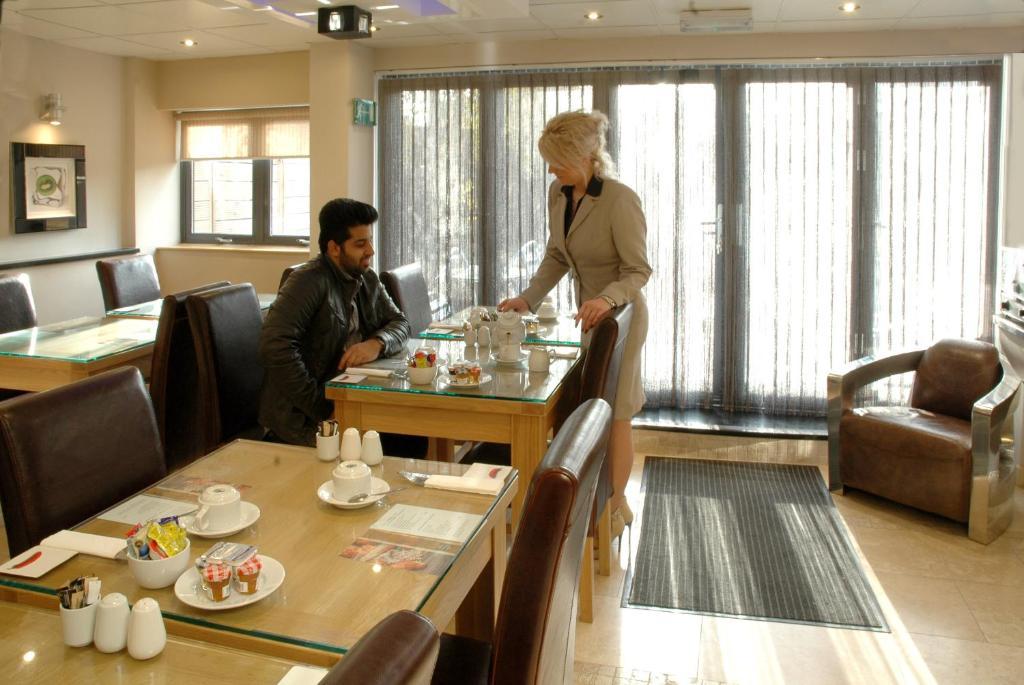 Homestay Hotel Heathrow Hounslow Exterior foto