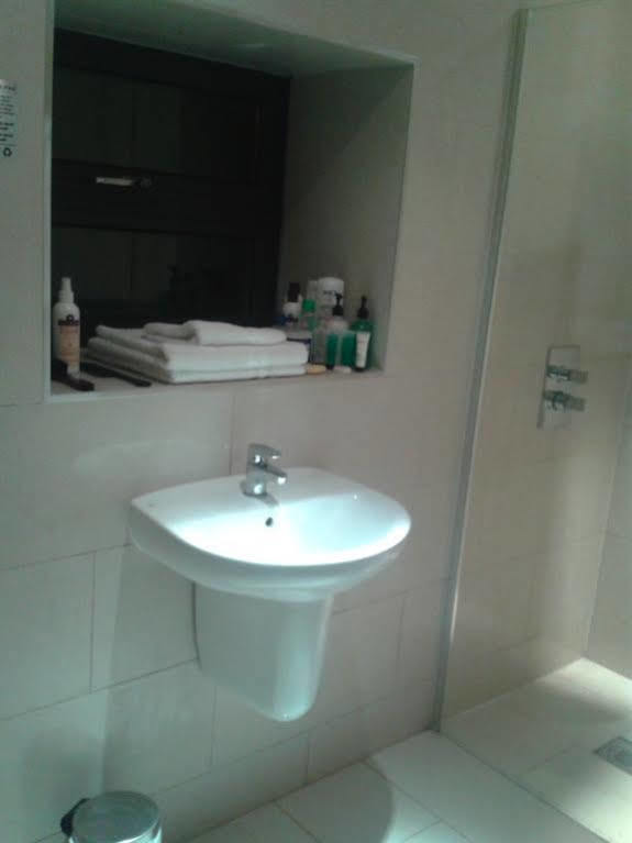 Homestay Hotel Heathrow Hounslow Exterior foto